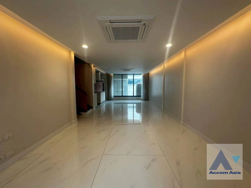 unitPet friendly |  3 Bedrooms  Townhouse For Rent in Sukhumvit, Bangkok  near BTS Phrom Phong (AA41767)
