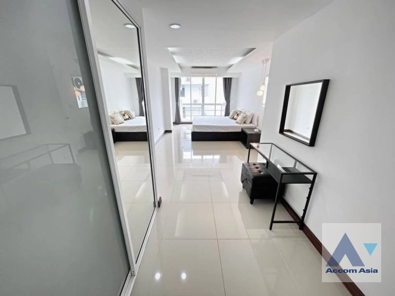 unit 3 Bedrooms  Condominium For Rent in Sukhumvit, Bangkok  near BTS On Nut (AA41797)