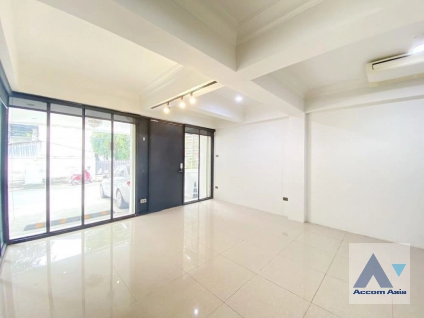 unit 1 Bedroom  Townhouse For Rent in Sukhumvit, Bangkok  near BTS Ekkamai (AA41809)