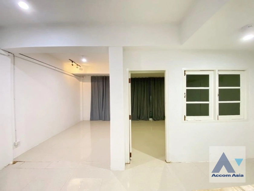 unit 1 Bedroom  Townhouse For Rent in Sukhumvit, Bangkok  near BTS Ekkamai (AA41809)