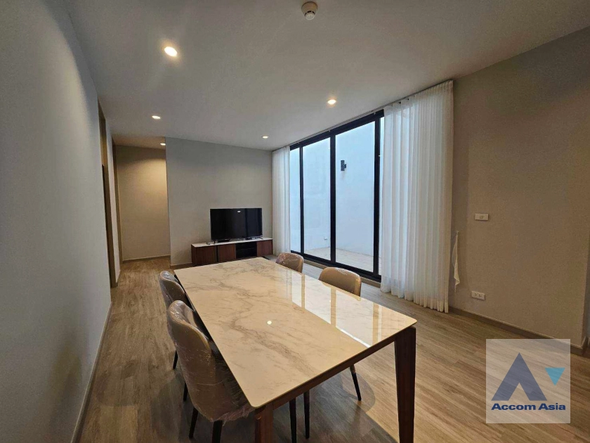 unit 3 Bedrooms  Apartment For Rent in Sukhumvit, Bangkok  near BTS Phrom Phong (AA41821)