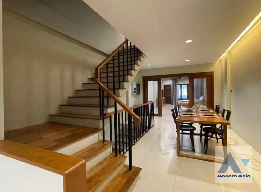 4  2 br Townhouse for rent and sale in Sathorn ,Bangkok BTS Saint Louis AA41836