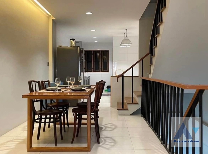 5  2 br Townhouse for rent and sale in Sathorn ,Bangkok BTS Saint Louis AA41836