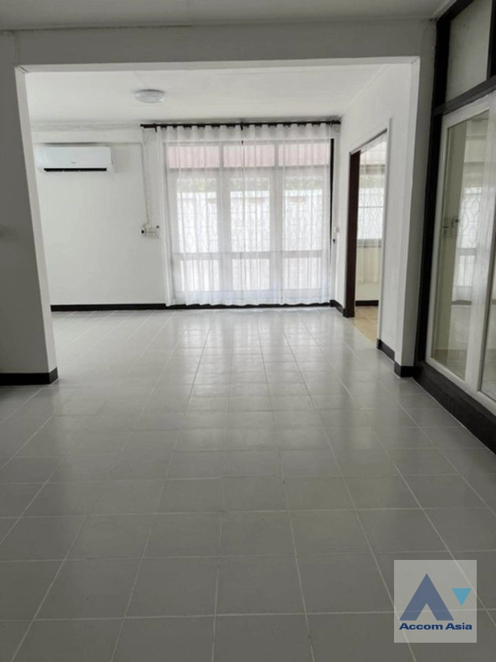 5  4 br House For Rent in Ratchadaphisek ,Bangkok MRT Lat Phrao AA41843