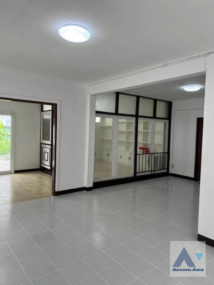 unitHome Office |  4 Bedrooms  House For Rent in Ratchadaphisek, Bangkok  near MRT Lat Phrao (AA41843)