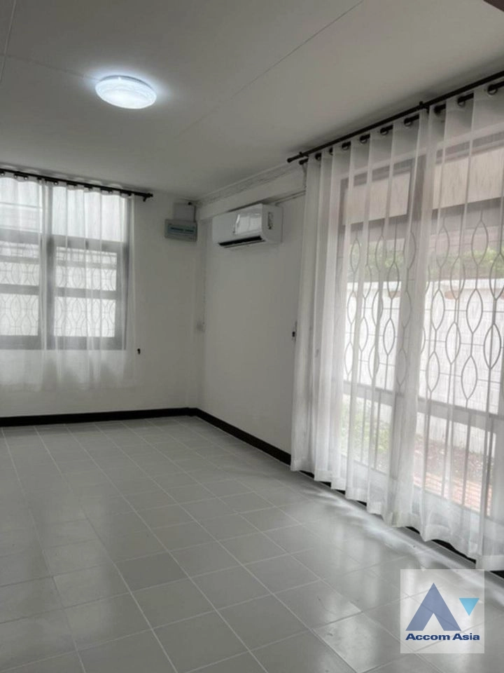 7  4 br House For Rent in Ratchadaphisek ,Bangkok MRT Lat Phrao AA41843