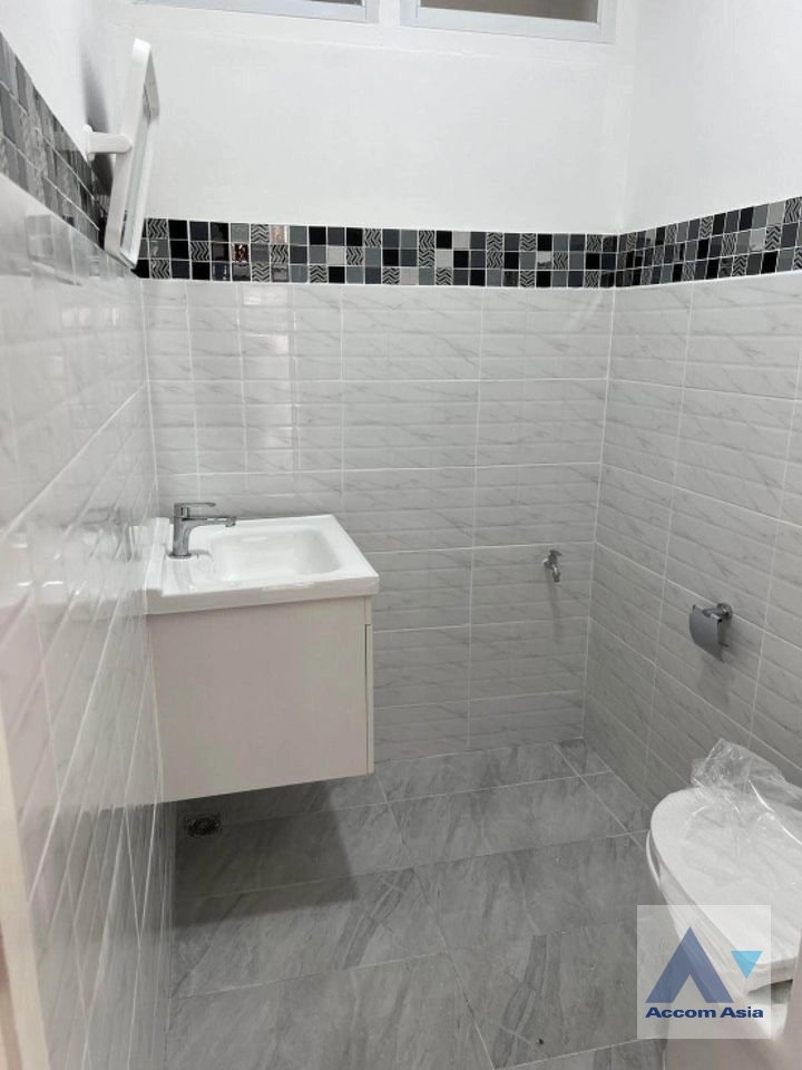 18  4 br House For Rent in Ratchadaphisek ,Bangkok MRT Lat Phrao AA41843