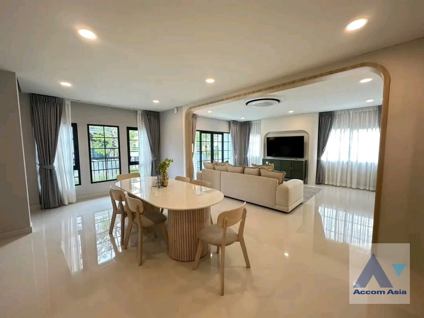 unit 4 Bedrooms  House For Rent in Samutprakan, Samutprakan  (AA41859)