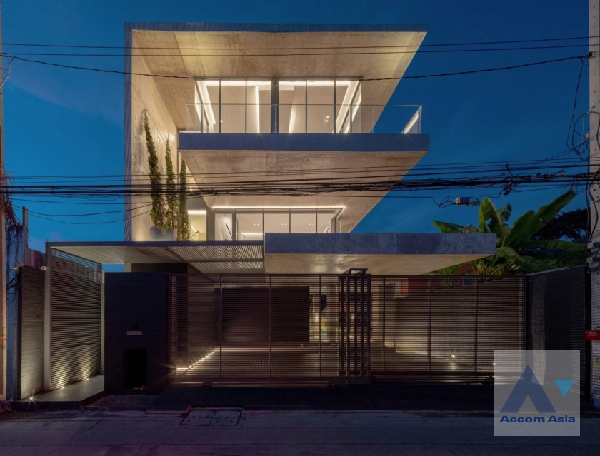 unitPrivate Swimming Pool | Newly Built Modern Home. Swimming Pool. Double-Volume Ceiling in the Living Room