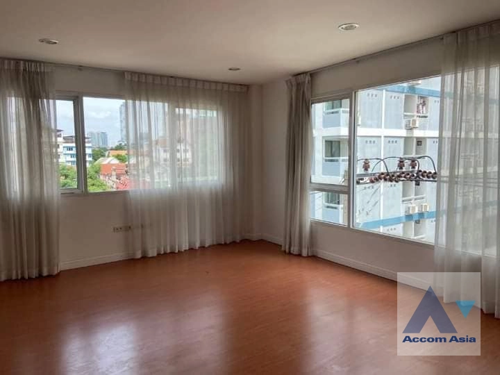 unit 6 Bedrooms  House For Rent in Sathorn, Bangkok  near BTS Chong Nonsi (AA41877)