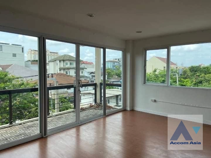 unit 6 Bedrooms  House For Rent in Sathorn, Bangkok  near BTS Chong Nonsi (AA41877)