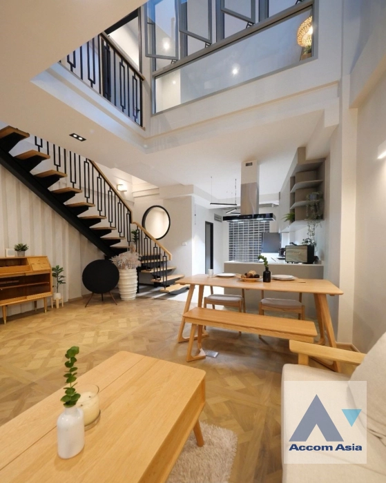 unitNewly renovated, Fully Furnished, Pet friendly |  3 Bedrooms  Townhouse For Rent & Sale in Sukhumvit, Bangkok  near BTS Phra khanong (AA41951)