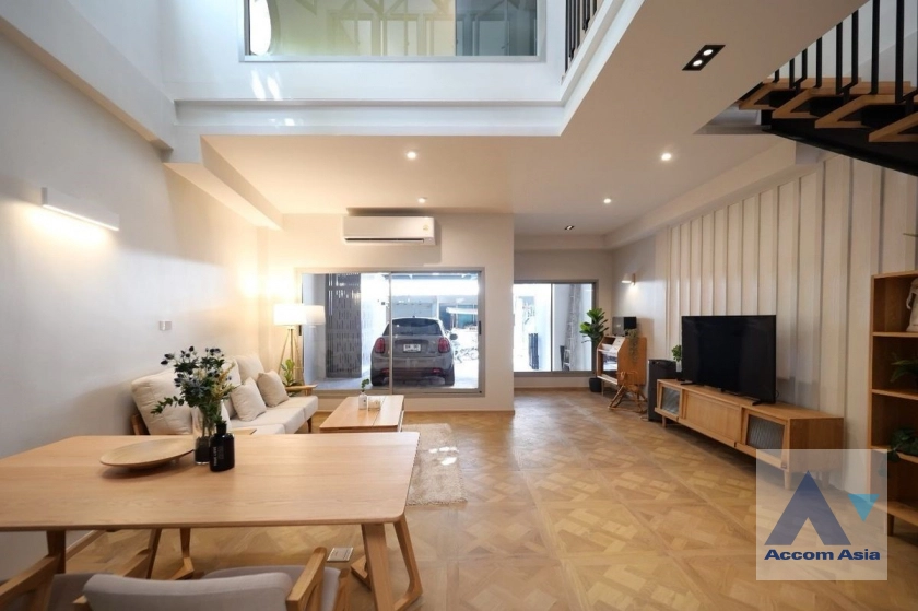 unitNewly renovated, Fully Furnished, Pet friendly |  3 Bedrooms  Townhouse For Rent & Sale in Sukhumvit, Bangkok  near BTS Phra khanong (AA41951)