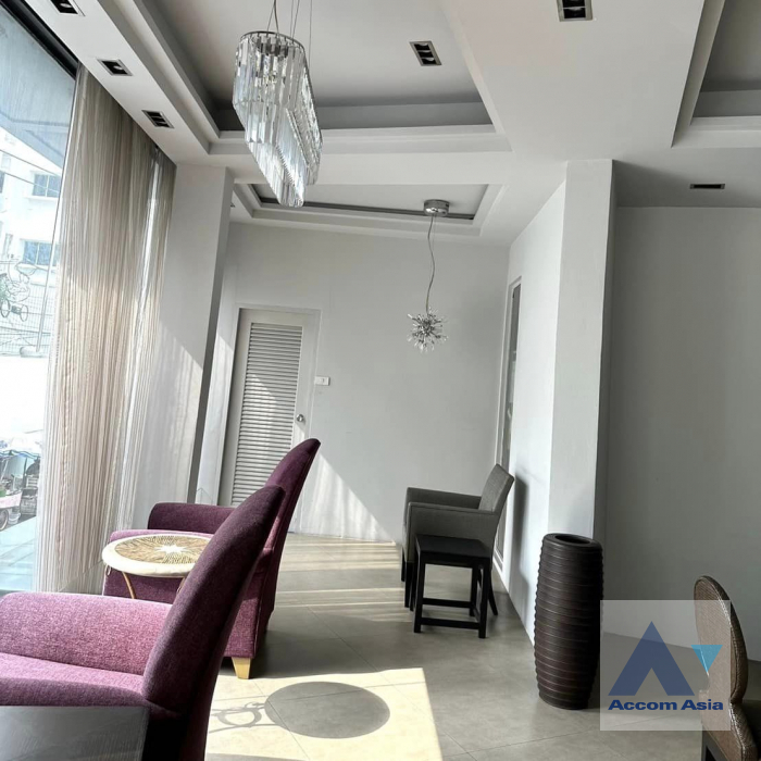  1  Building For Rent in Sukhumvit ,Bangkok BTS Phrom Phong AA41969