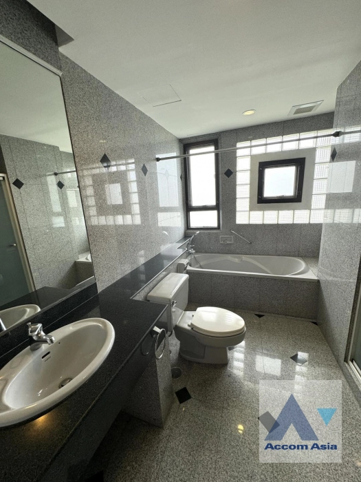 12  2 br Apartment For Rent in Sukhumvit ,Bangkok BTS Ekkamai at High-Rise Living with a Large Balcony Apartment in Ekkamai AA41988