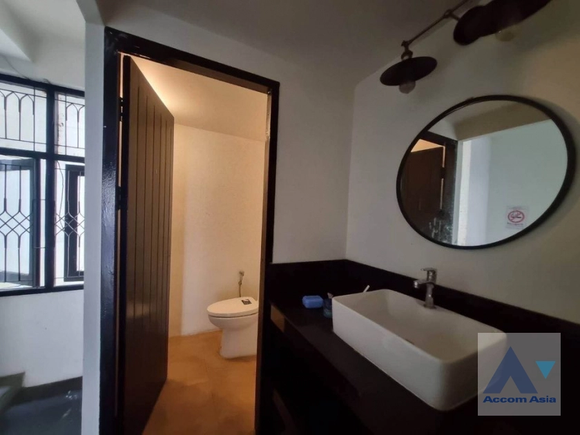 8  Building For Rent in Sukhumvit ,Bangkok BTS Phrom Phong AA42012