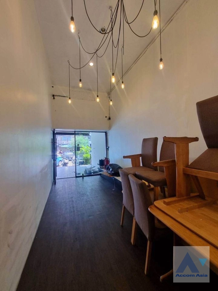  1  Building For Rent in Sukhumvit ,Bangkok BTS Phrom Phong AA42012