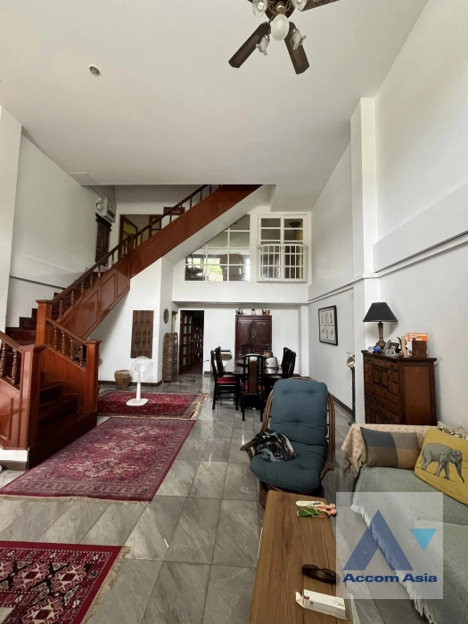 4  4 br Townhouse for rent and sale in Sathorn ,Bangkok MRT Khlong Toei AA42048