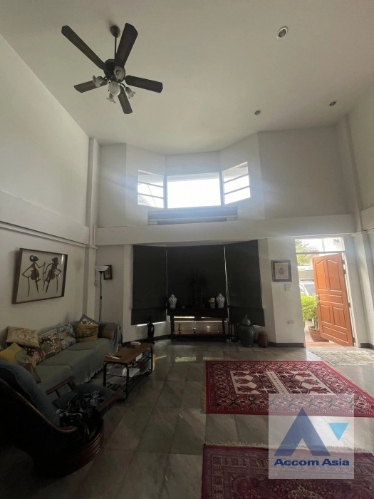 5  4 br Townhouse for rent and sale in Sathorn ,Bangkok MRT Khlong Toei AA42048