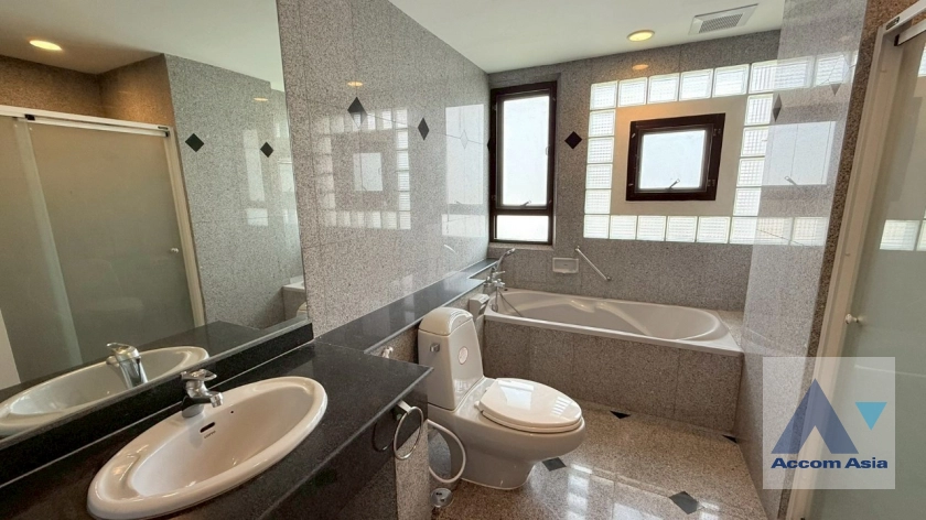 19  2 br Apartment For Rent in Sukhumvit ,Bangkok BTS Ekkamai at High-Rise Living with a Large Balcony Apartment in Ekkamai AA42053