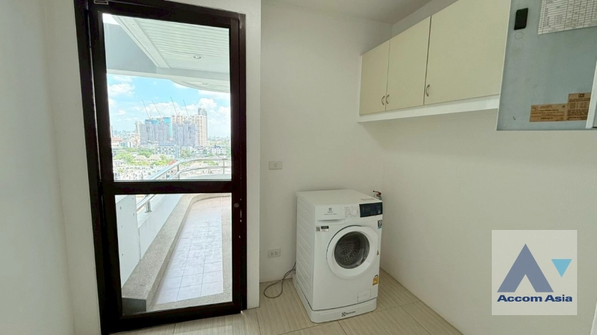 22  2 br Apartment For Rent in Sukhumvit ,Bangkok BTS Ekkamai at High-Rise Living with a Large Balcony Apartment in Ekkamai AA42053