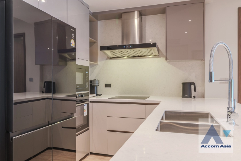 unitCozy apartment with wood finishes and light décor (AA42097)