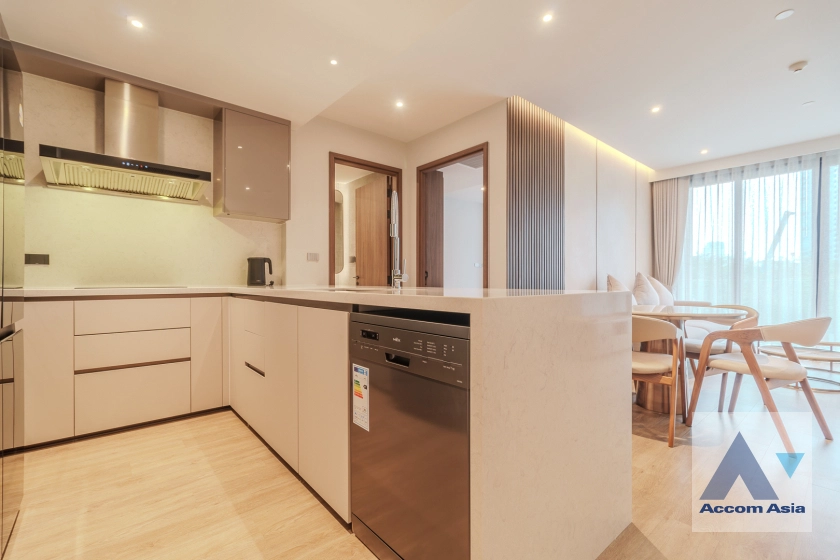 unitCozy apartment with wood finishes and light décor (AA42097)