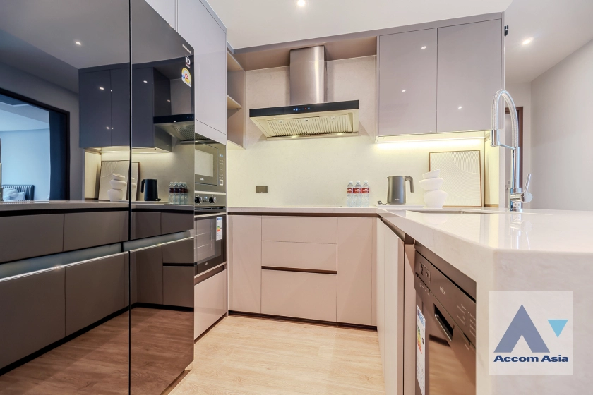 unitModern apartment with open layout and stylish interiors (AA42098)