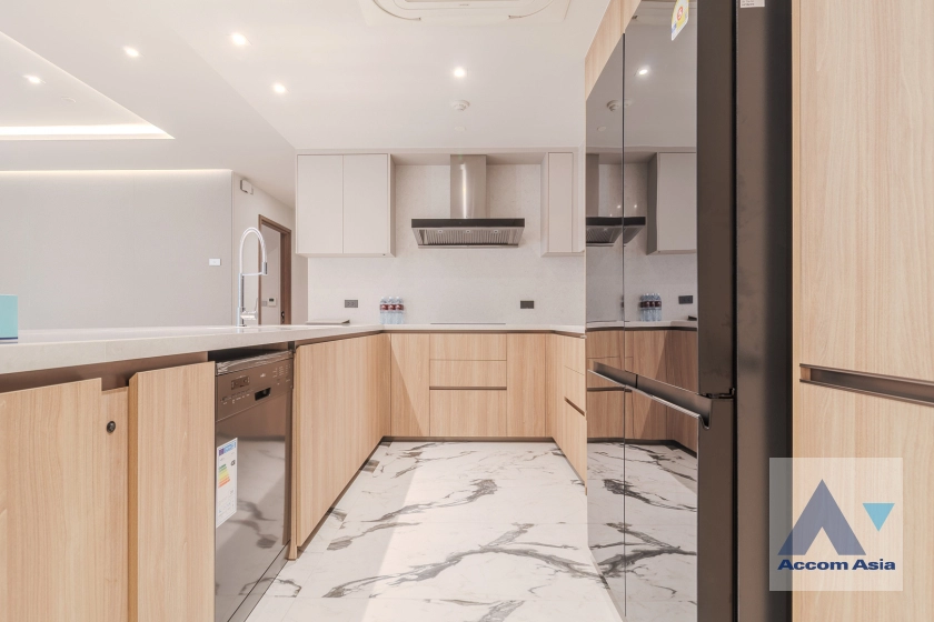 unitElegant apartment with corner layout and refined furnishings (AA42099)