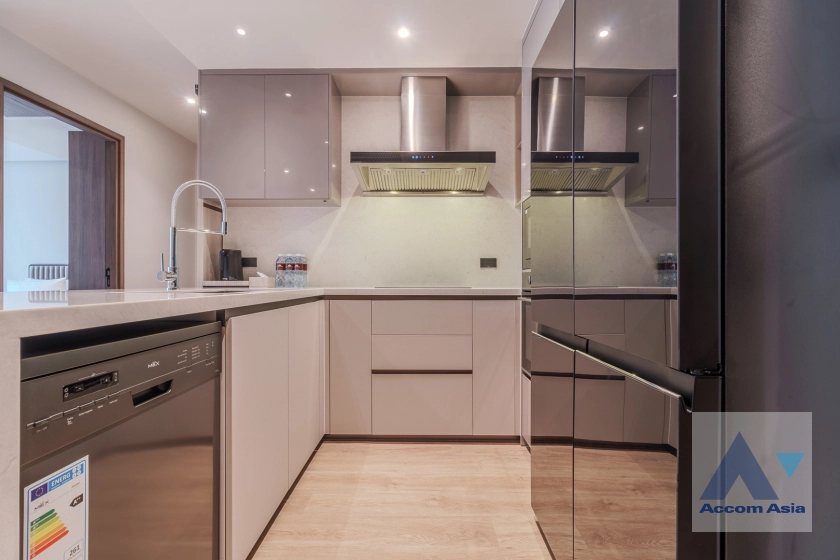 unitMinimal luxury apartment with marble bath and elegant kitchen (AA42100)