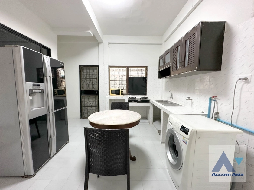 unit 3 Bedrooms  Townhouse For Rent in Sukhumvit, Bangkok  near BTS Udomsuk (AA42104)