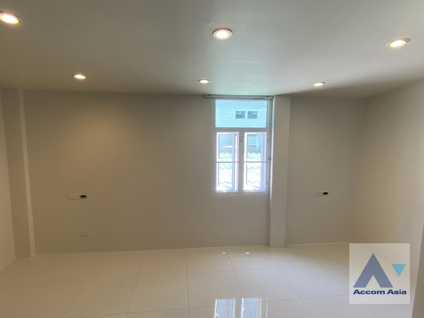  1  3 br Townhouse For Sale in Sathorn ,Bangkok  AA42178
