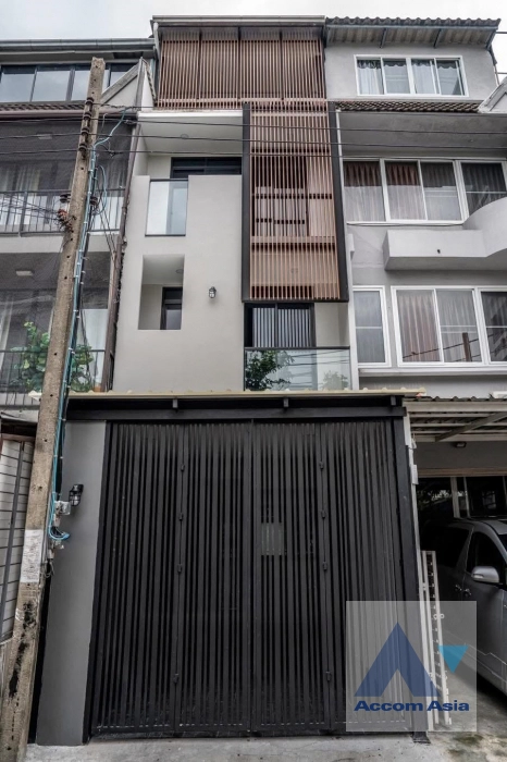 unitTownhouse in Ekkamai with modern charm (AA42408)