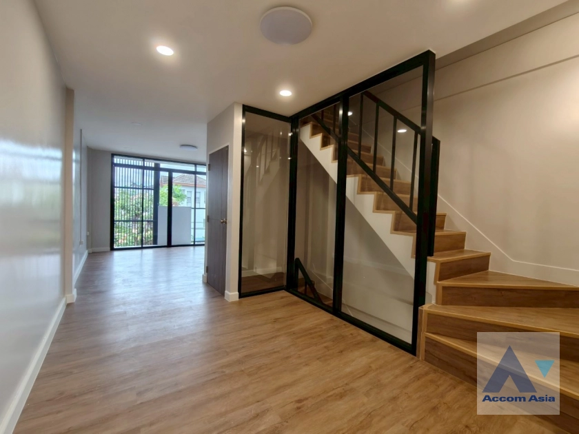 16  3 br Townhouse For Sale in Sukhumvit ,Bangkok BTS Ekkamai AA42207