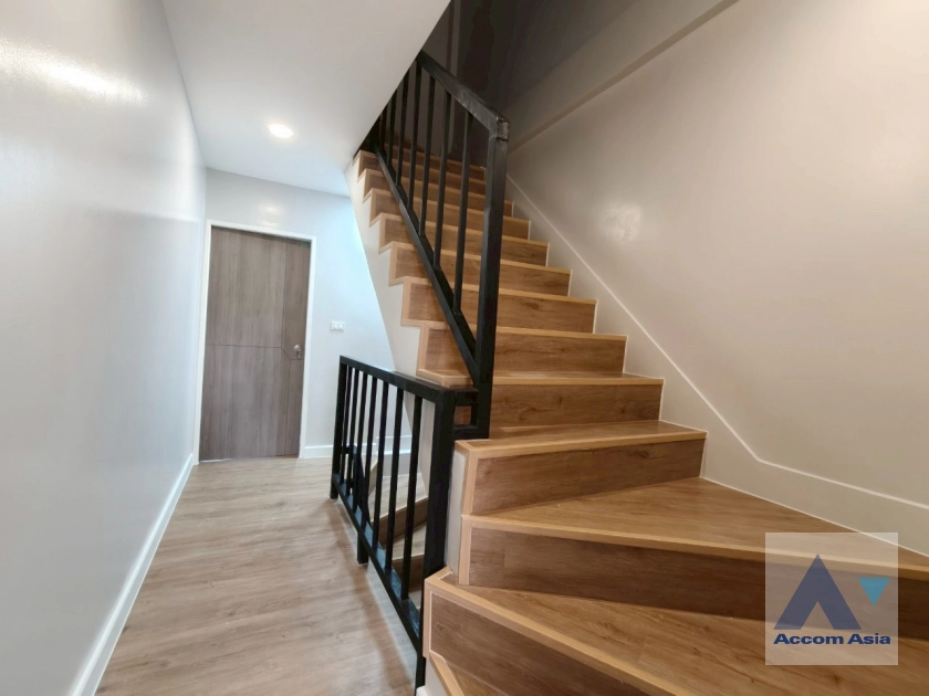 8  3 br Townhouse For Sale in Sukhumvit ,Bangkok BTS Ekkamai AA42207