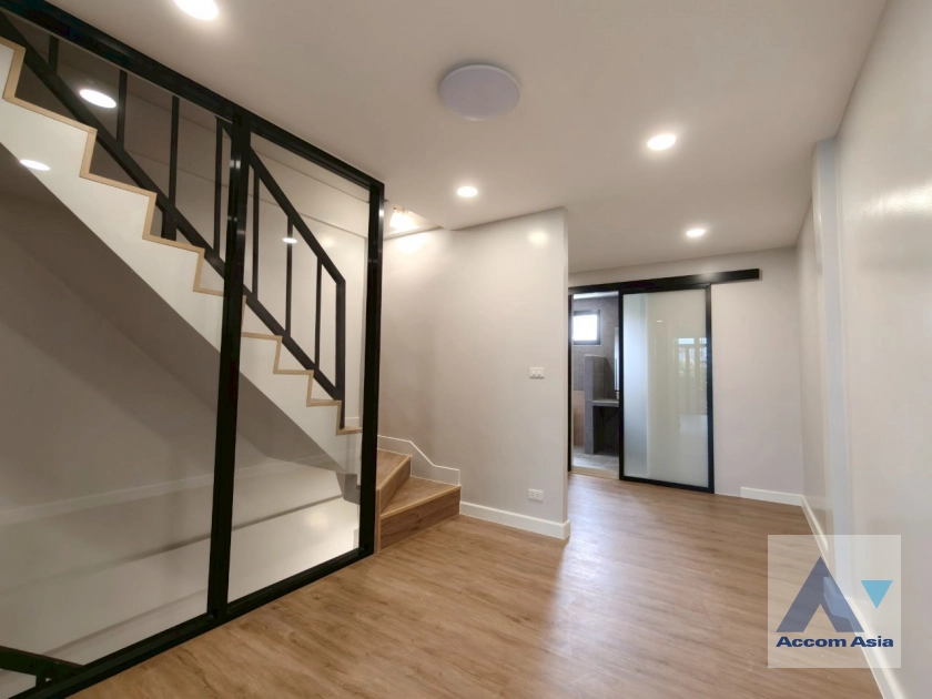 15  3 br Townhouse For Sale in Sukhumvit ,Bangkok BTS Ekkamai AA42207