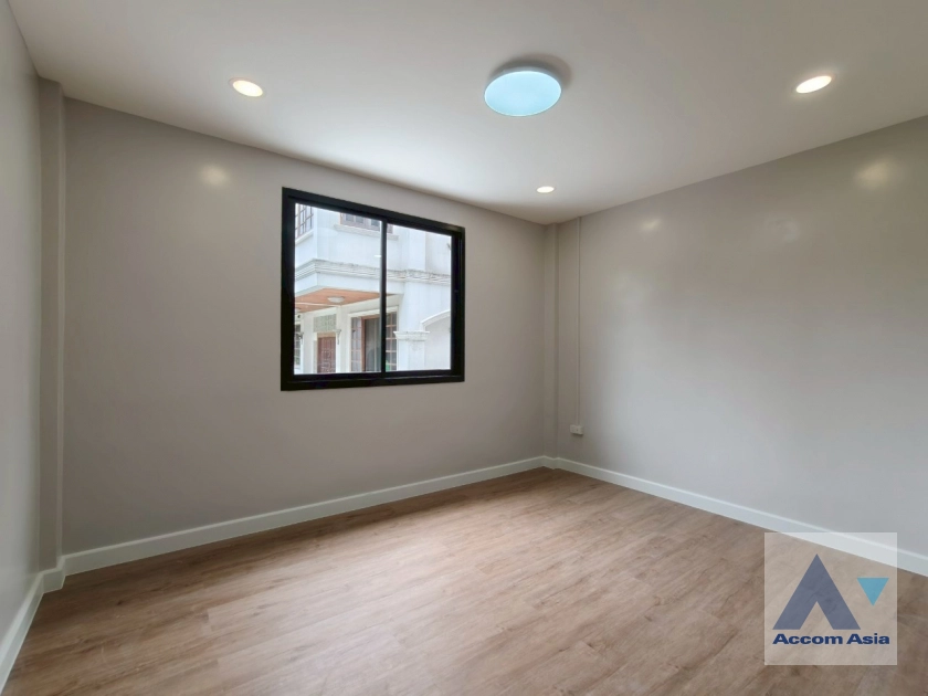 13  3 br Townhouse For Sale in Sukhumvit ,Bangkok BTS Ekkamai AA42207