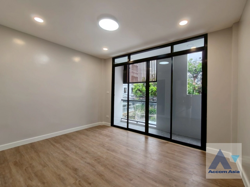 11  3 br Townhouse For Sale in Sukhumvit ,Bangkok BTS Ekkamai AA42207