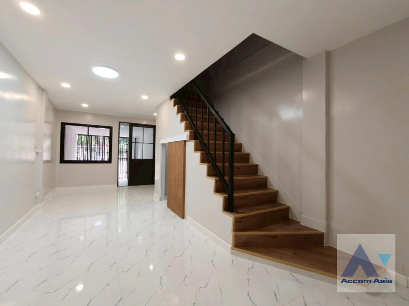 unitTownhouse in Ekkamai with modern charm (AA42408)