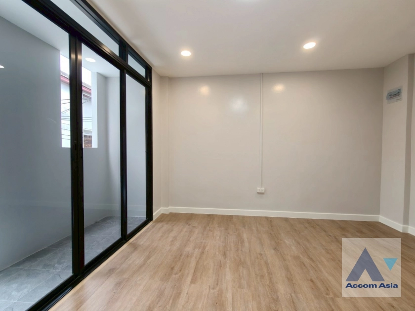 12  3 br Townhouse For Sale in Sukhumvit ,Bangkok BTS Ekkamai AA42207