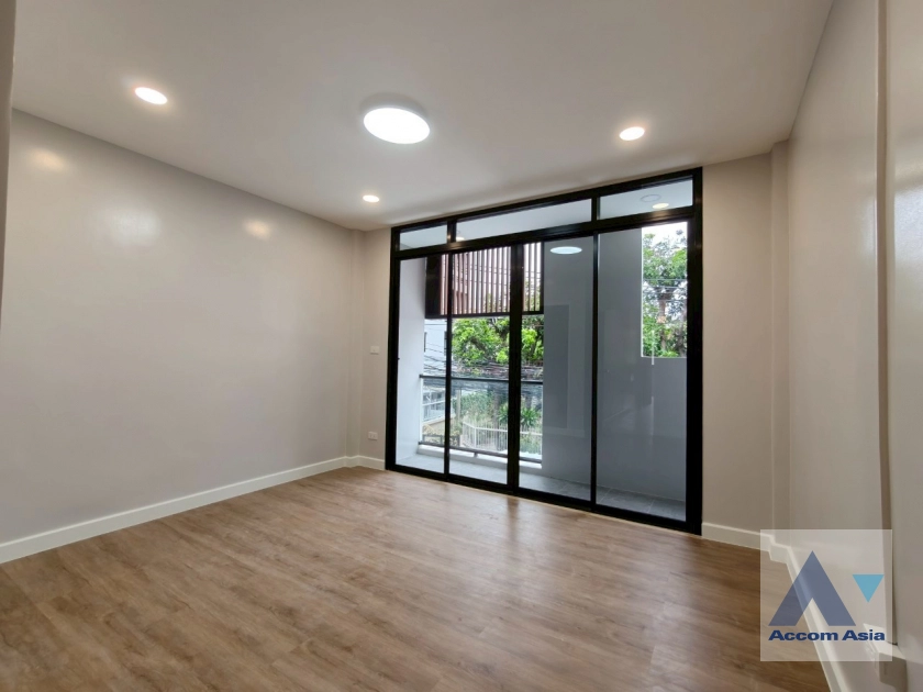 10  3 br Townhouse For Sale in Sukhumvit ,Bangkok BTS Ekkamai AA42207