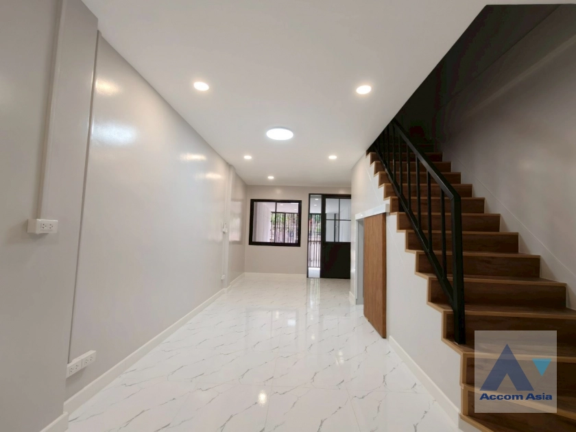 unitTownhouse in Ekkamai with modern charm (AA42408)