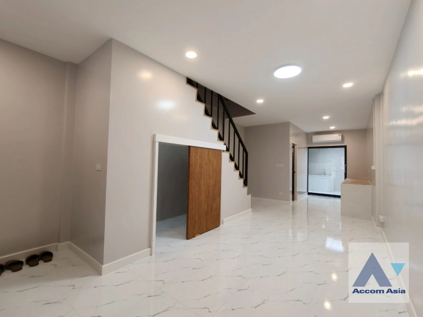 unitTownhouse in Ekkamai with modern charm (AA42408)