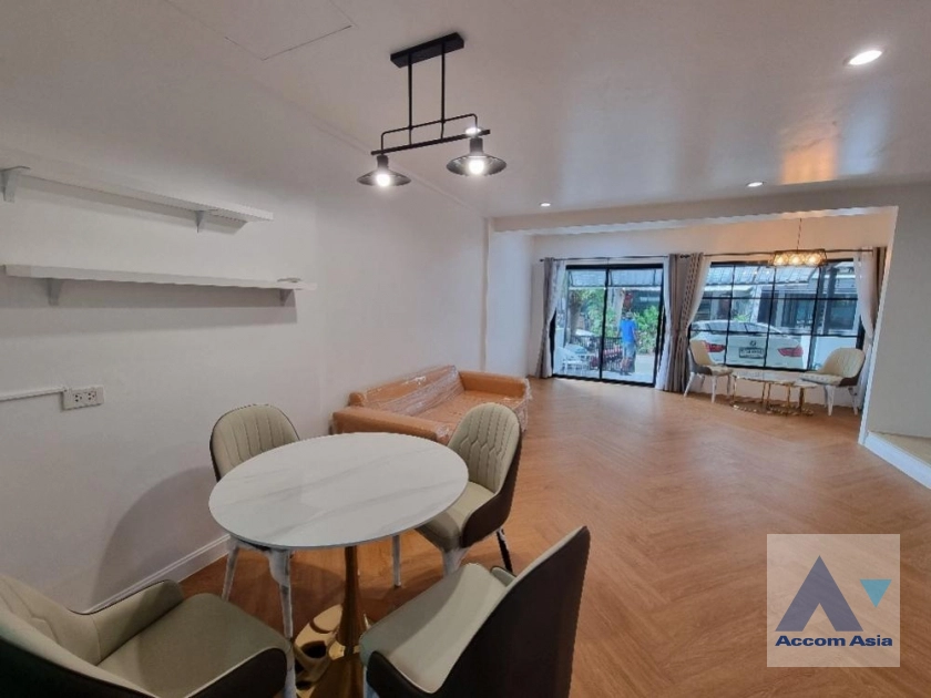 unit 3 Bedrooms  Townhouse For Rent in Pattanakarn, Bangkok  near BTS On Nut (AA42209)