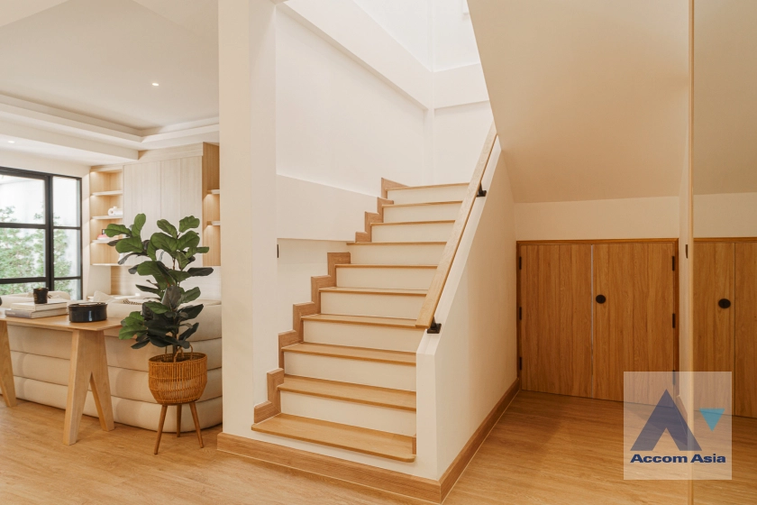 15  4 br Townhouse For Sale in Sukhumvit ,Bangkok BTS Phra khanong AA42228