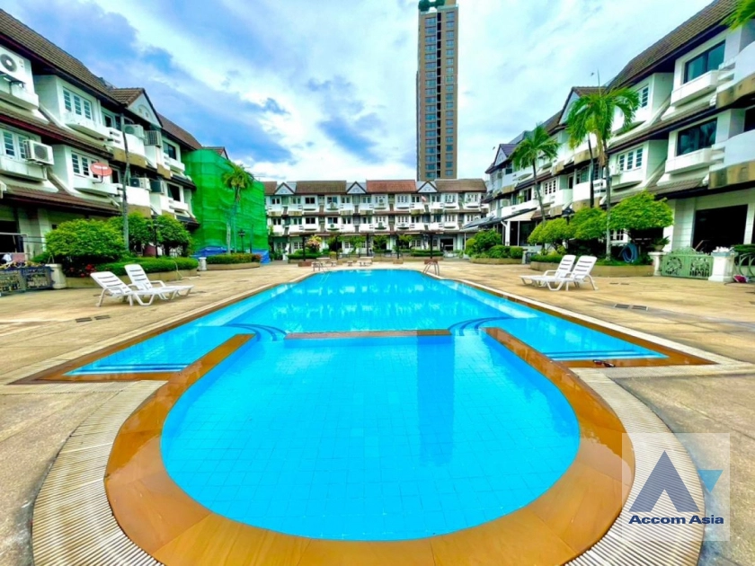 unit 4 Bedrooms  Townhouse For Rent in Sukhumvit, Bangkok  near BTS Phra khanong (AA42246)