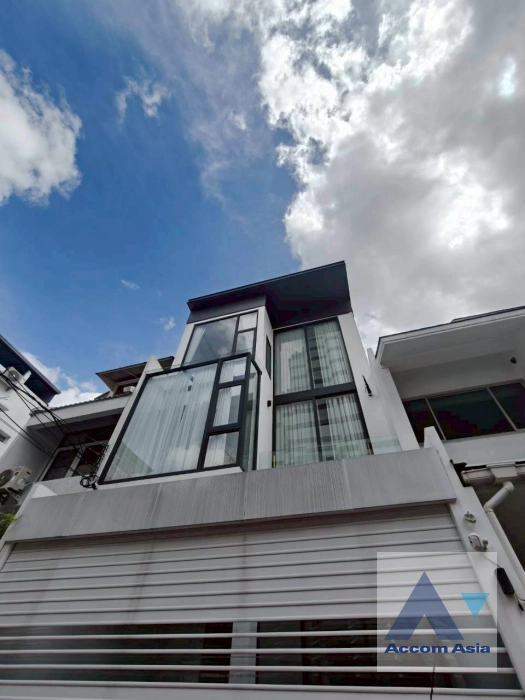  2  4 br Townhouse For Sale in Sukhumvit ,Bangkok BTS Asok AA42261
