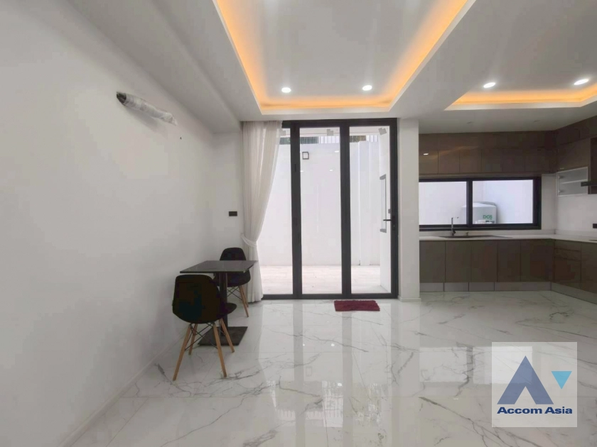 unit 4 Bedrooms  Townhouse For Sale in Sukhumvit, Bangkok  near BTS Asok (AA42261)