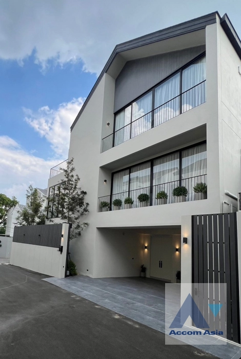  2  4 br House for rent and sale in Sukhumvit ,Bangkok BTS Phra khanong AA42273