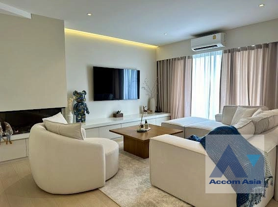 unit 3 Bedrooms  Condominium For Rent in Sukhumvit, Bangkok  near BTS Ekkamai (AA42274)